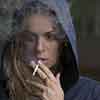 タバコをふかす女性