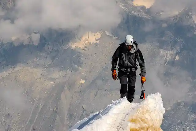 登山する人