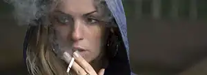 タバコをふかす女性
